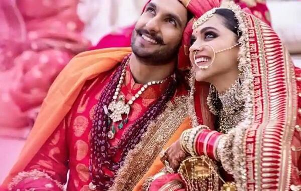 મુંબઈ: છેલ્લા 15 દિવસથી રણવીર સિંહ અને દીપિકા પાદુકોણે તમામનું ધ્યાન પોતાની તરફ ખેંચ્યું છે. મેરેજ પૂર્ણ થયા બાદ તરત જ રિસેપ્શનની તારીખ નક્કી કરવામાં આવી હતી. 21 નવેમ્બર મુંબઈમાં રિસેપ્શન યોજાયું હતું તો આજે એટલે કે 28 નવેમ્બરના રોજ યોજાનારા રિસેપ્શન પર તમામની નજર છે.