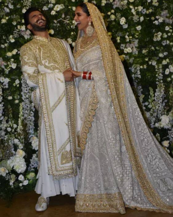 આ દરમિયાન તસવીરો ક્લિક કરાવતી વખતે દીપિકા અને રણવીર અચાનક જ કોઈ વાતને કારણ ખડખડાટ હસવા લાગ્યા હતા.