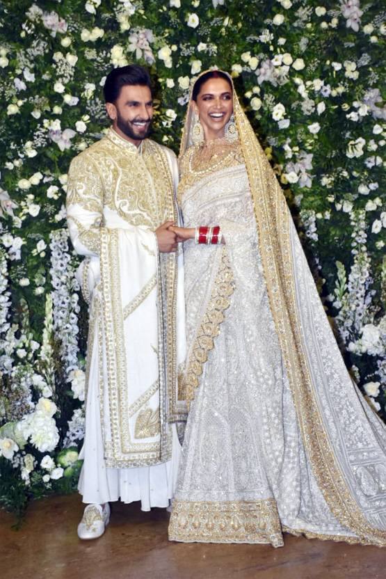  પોઝ આપતી વખતે ફોટોગ્રાફર્સના કેમેરા તરફ નહીં જોતાં ફોટોગ્રાફ્સે દીપિકાને જોર જોરથી ભાભી-ભાભી કહીને બૂમો પાડવાનું શરૂ કરી દીધું હતું જેને લઈને આ કપલ ખડખડાટ હસવા લાગ્યું હતું. 