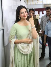 મધ્યપ્રદેશ વિધાનસભા ચૂંટણીઃ ટેલીવિઝનની જાણીતી એક્ટ્રેસે કર્યું વોટિંગ, જુઓ તસવીરો