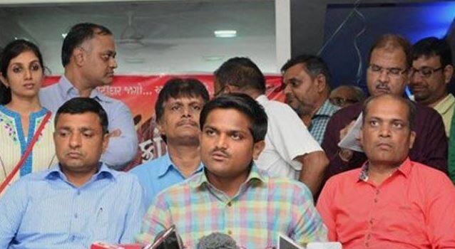 પુણા પોલિસે મહેન્દ્ર બાલધા, તુષાર કાછડીયા, યોગેશ કુંભાણી, આકાશ વાટલીયા અને મૌલિક નસીતની ધરપકડ કરી હતી. પાસ કન્વિનરો સામે એકતા યાત્રા દરમિયાન પીએમ, સીએમ અને ડેપ્યુટી સીએમના પોસ્ટર પર શાહી ફેંકવાનો ગુનો નોંધવામાં આવ્યો હતો. આ ગુનામાં સરથાણા પોલીસે ધાર્મિક માલવિયાની ધરપકડ કરી હતી.