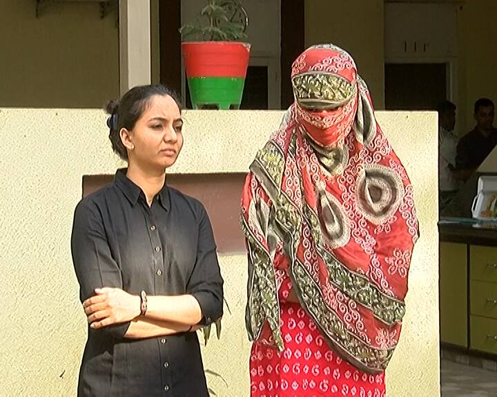 સ્કૂલના કમ્પ્યૂટરમાં પ્રોપરાઈટર પોતાના ફોટોગ્રાફ રાખતા હોવાથી પ્રિયંકાબેને ફોટાની કોપી કરી લીધી હતી. ત્યારબાદ તેની સહેલીનું સીમ કાર્ડ લઈ તેના દ્વારા ફેક આઈડી બનાવીને બદનામ કરવાની ધમકી આપી હતી.