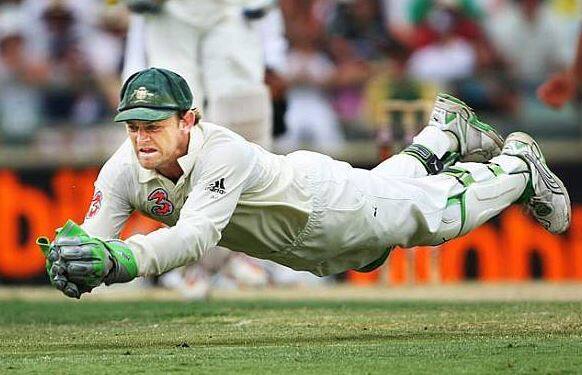 મેલબોર્નઃ ઓસ્ટ્રેલિયા સામે આગામી મહિને શરૂ થતી ટેસ્ટ શ્રેણી જીતવા વિરાટ કોહલી અને ટીમ ફેવરીટ નથી, તેમ ઓસ્ટ્રેલિયાની પૂર્વ વિકેટકિપર એડમ ગિલક્રિસ્ટે જણાવ્યું હતું. તેણે એક ક્રિકેટ વેબસાઇટને આપેલી મુલાકાતમાં કહ્યું કે, ભારત શ્રેણી જીતવા માટે ફેવરીટ છે તેમ હું માનતો નથી. કારણકે ઈતિહાસ દર્શાવે છે કે તેમના માટે આ ઘણું મુશ્કેલ સ્થળ છે.