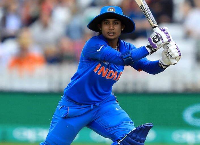 મિતાલી રાજે કોચ રમેશ પોવાર પર આરોપ લગાવતા કહ્યું કે તેમના વ્યવહારના કારણે મારે ઘણી વખત અપમાન સહન કર્યું પડ્યું છે. મિતાલીએ કહ્યું, “જો હું તેમની આસપાસ બેઠી હોય તો તેઓ ત્યાંથી નીકળી જતાં હતા અને નેટ બેટિંગ કરતી વખતે બીજાને જોતાં હતા પણ હું બેટિંગ કરતી ત્યારે તેઓ ત્યાં ઊભા પણ નહતા રહેતા. હું તેમની સાથે વાત કરવા જતી ત્યારે ફોનમાં જોવા લાગી જતાં હતા.” 