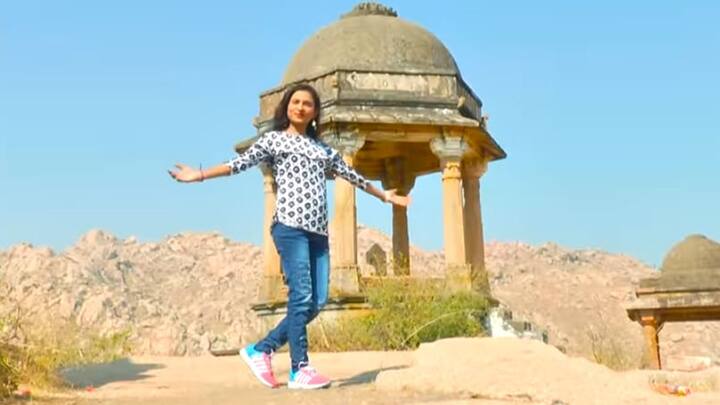 શૈલેષ પટેલે નોંધાવેલી ફરિયાદ પ્રમાણે, સંજનાએ વસ્ત્રાલમાં રહેતા શૈલેષભાઈ પટેલને ફોન કરીને પોતે એક્ટ્રેસ છે અને સોંગ બનાવવાનું કામ કરું છું એમ કહ્યું હતું. એ પછી તેણે શૈલેષ પટેલને પોતાનાં ગીતા સોંગ જોવા માટે 23 નવેમ્બરના રોજ વસ્ત્રાલ ચોકડી પાસે બોલાવ્યા હતા.