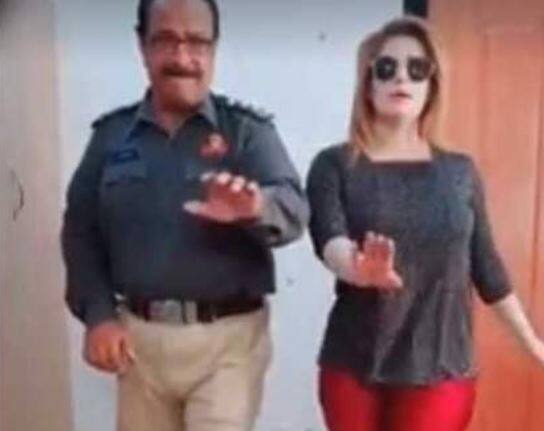 અરશદના વીડિયો વાયરલ થયા બાદ પાકિસ્તાનના વરિષ્ઠ પોલીસ અધિકારીઓની નજર તેના પર પડી હતી. જે બાદ પાકપટ્ટાનના જિલ્લા પોલીસ અધિકારી મારિક મહમૂદે અરશદને સસ્પેન્ડ કરી દીધો અને આ મામલાની તપાસ માટે પંચની નિમણૂક કરી દીધી છે.