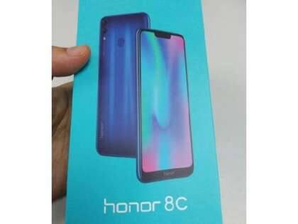 સ્માર્ટફોનમાં 256 જીબી સુધીની સ્ટોરેજ માઈક્રો એસડી કાર્ડથી વધારી શકાય છે. 8સીમાં કંપનીએ 13 મેગાપિક્સલ અને 2 મેગાપિક્સલનો ડ્યુઅલ રિયર કેમેરા આપ્યો છે. જ્યારે કંપનીએ ફ્રન્ટમાં 8 મેગાપિક્સલનો f/2.0 અપર્ચરનો કેમેરો આપ્યો છે.