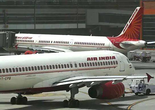 આ ઘટના સ્કોટહોમ એરપોર્ટની છે. સ્કોટહોમ પોલીસ અનુસાર આ ઘટના સવારે 5.45 વાગ્યે બની હતી. પોલીસ અનુસાર બધા જ યાત્રીઓને સુરક્ષિત બહાર કાઢી લેવામાં આવ્યા છે. વિમાનની આજુબાજુ રાહત અને બચાવ કામ માટે પોલીસ સહીત ફાયરબ્રિગેડ ગાડીઓ પણ પહોંચી હતી.