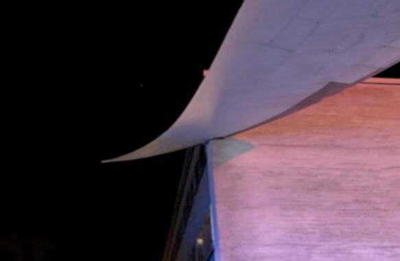 જાણકારી અનુસાર દિલ્હીથી સ્કોટહોમ જઈ રહેલી એર ઇન્ડિયા ફ્લાઈટ AI-167 એરપોર્ટ ટર્મિનલ 5 પર ઉતારવાનું હતું. પરંતુ રનવેથી 50 મીટર દૂર જ વિમાન બિલ્ડીંગ સાથે અથડાઈ ગયું હતું. ઘટનાની તસવીરો સામે આવી છે તેમાં ફ્લાઈટની ડાબી પાંખ બિલ્ડિંગમાં ફસાયેલી જોવા મળી રહી છે. તેની સાથે સાથે કેટલીક ફાયરબ્રિગેડ ગાડીઓ અને ટ્રક પણ વિમાન પાસે જોઈ શકાય છે. હજુ સુધી આ ઘટના પાછળનું કારણ જાણવામાં નથી આવ્યું. આ ઘટના બાદ તમામ યાત્રીઓને એર ઇન્ડિયાના બીજા વિમાનમાં શિફ્ટ કરવામાં આવ્યા હતા. 