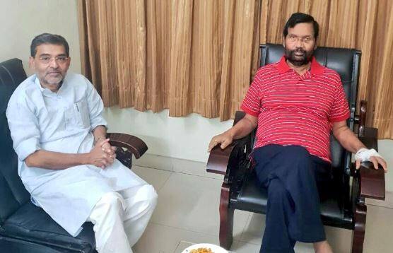 બિહારમાં બેઠકોની વહેંચણીને લઈને ઉપેંદ્ર કુશવાહા નારાજ છે. આ નારાજગી ત્યારે સામે આવી જ્યારે બિહારમાં એ જાહેરાત કરવામાં આવી કે જેડીયૂ અને ભાજપ બરાબર-બરાબર બેઠકો પર ચૂંટણી લડશે. ત્યારબાદ રાજકીય ચર્ચા ચાલી રહી હતી કે કુશવાહાના ખાતામાં આવનારી બેઠકોની સંખ્યામાં ઘટાડો થઈ શકે છે. કુશવાહાની માંગ છે કે તેને 2014 કરતા વધારે બેઠકો મળવી જોઈએ. કુશવાહાએ હાલમાં જ કહ્યું, 'આદરણીય પ્રધાનમંત્રી નરેંદ્ર મોદીને 2019માં ફરી પ્રધાનમંત્રી બનાવવા માંગુ છુ, પરંતુ અપમાન સહન કરીને નહી'. 