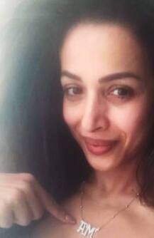 મલાઈકાએ ગળામાં પહેર્યું A અક્ષરનું પેન્ડલ, અર્જુન સાથેના રિલેશનશિપની કરી જાહેરાત?