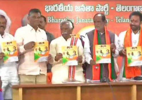 હૈદરાબાદ: ભાજપે તેલંગણા વિધાનસભા ચૂંટણી માટે ગુરૂવારે ચૂંટણી ઢંઢેરો જાહેર કરતા કહ્યું કે જો તેઓ સત્તામાં આવશે તો ખેડૂતોનું બે લાખ સુધીનું દેણુ માફ કરવામાં આવશે, સ્નાતકોને મફતમાં લેપટોપ, દારૂના વેચાણને નીયમિત કરવાની સાથે દર વર્ષે એક લાખ લોકોને મફતમાં ગાય આપવામાં આવશે. રાજ્યમાં સાત ડિસેમ્બરે મતદાન થશે.