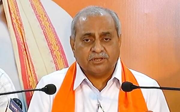ગાંધીનગર: ગુજરાતના મંત્રીમંડળમાં એક પછી એક મંત્રીઓ સર્જરીઓ કરાવવા લાગ્યા છે. પહેલાં પ્રદીપસિંહ જાડેજા પર કેન્સરની સર્જરી થયા બાદ હવે ગુજરાના નાયબ મુખ્યમંત્રી નીતિન પટેલ પણ ઘૂંટણની સર્જરી કરાવવા માટે ગુરૂવારે મુંબઈ પહોંચ્યા છે. નાયબ મુખ્યમંત્રી નીતિન પટેલ મુંબઈ બ્રિચકેન્ડીમાં સર્જરી કરાવવા પહોંચ્યા છે.