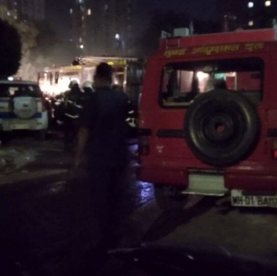 પોલીસે જણાવ્યુ કે, શાહરૂખ ખાન જ્યારે સેટ પર હતો ત્યારે અચાનક સેટ પર આગ લાગી ગઇ હતી. આગ વીજળીના તાર, લાઇટ મશીનો, લાઇટો, શૂટિંગ સામાન, દરોડાઓ અને પડદાંઓ સુધી પ્રસરી હતી. આગ લાગી તેના કારણે આખા સ્ટુડિયોમાં ધૂમાડો થઇ ગયો હતો. ચાર એન્જિનોને ઘટના સ્થળે મોકલવામાં આવ્યા અને આગ પર કાબુ મેળવવાની કોશિશ કરાઇ હતી. 