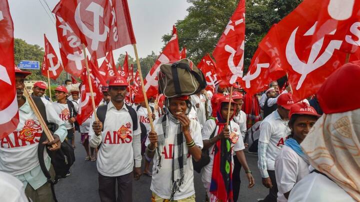 સમિતિના મહાસચિવ અવીક શાહા અને સ્વરાજ ઇન્ડિયાના સંયોજક યોગેન્દ્ર યાદવની આગેવાનીમાં દક્ષિણ પશ્ચિમી દિલ્હીના બિજવાસનથી સવારે શરૂ થયેલી ખેડૂત મુક્તિ યાત્રા લગભગ 25 કિલોમીટરની પદયાત્રા કરીને સાંજે રામલીલા મેદાન પહોંચશે. 