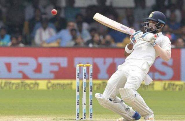 બાંગરે કહ્યું કે, અમે તેની કાબેલિયર જાણીએ છીએ અને તે સારું પ્રદર્શન કરશે તો ટીમ માટે મહત્ત્વનું રહેશે. તે 30 ટેસ્ટ મેચ રમી ચૂક્યો છે અને તેના પર જવાબદારી પણ છે. અમે ઈચ્છીએ છીએ કે તે જવાબદારી સાથે રમે અને ટીમમાં મહત્ત્વની ભૂમિકા ભજવે. 