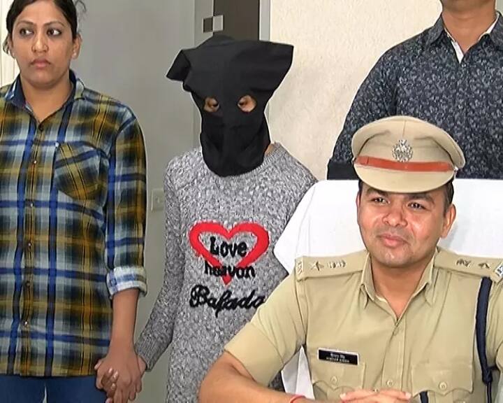 સંજના અને તેના પ્રેમીએ ભેગા મળીને આ રીતે નવ લોકોને લૂંટ્યા છે. સંજના અને તેના પ્રેમીએ એક જ પ્રકારની મોડસ ઓપરેન્ડી અજમાવીને 9 યુવકોને સંજનાનો પ્રાઈવેટ ડાંસ શો જોવા માટે એકલા બોલાવ્યા હતા અને બાદમાં આ તેમને બ્લેકમેલ કરી માર મારીને લૂંટી લીધા હતા.