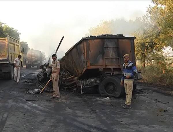 અકસ્માતના કારણે લગ્નનો માહોલ માતમમાં છવાઈ ગયો છે. પુત્રના લગ્ન બાદ જ થયેલા અકસ્માતના કારણે પરિવાર અને સગામાં શોકનો માહોલ છે. મુરાદખાન પઠાણ, આશાબાનું પઠાણ, અજાણ્યો ટ્રક ડ્રાઈવર અને કંડક્ટરનું ત્રિપલ અકસ્માતમાં મોત નિપજ્યું છે. 