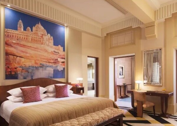 પ્રિયંકા ચોપરા અને નિક જોનાસના લગ્ન માટે 29 નવેમ્બરથી 3 ડિસેમ્બર સુધી આખી હોટલનું બુકિંગ કરવામાં આવ્યું છે. આ દરમિયાન કોઈ પણ અન્યને હોટલમાં રૂમ આપવામાં આવશે નહીં. તાજ ઉમેદ ભવન પેલેસને કુલ ચાર દિવસ માટે બુક કરવામાં આવ્યો છે. 