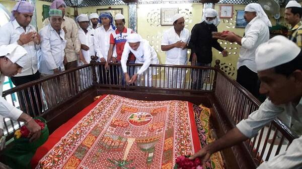 કુંવરજી બાવળિયાના ડમી ઉમેદવાર તરીકે તેમના પત્ની પારૂલબેન બાવળિયાએ ઉમેદવારી નોંધાવી છે. ઉમેદવારી ફોર્મ ભરતાં પહેલા બાવળિયાએ જસદણમાં જાહેરસભાને સંબોધી હતી જ્યારે ત્યાં રેલી પણ યોજી હતી. જેમાં ભાજપના મોટા નેતાઓ સહિત કાર્યકરોનો જમાવડો જોવા મળ્યો હતો. 