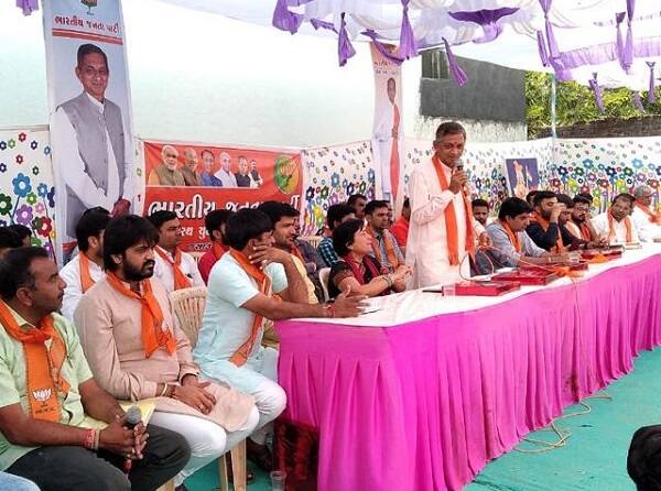 ઉમેદવારી ફોર્મ ભર્યા પહેલાં કુંવરજી બાવળિયાએ કહ્યું હતું કે, ભાજપના કાર્યકરો સહિત કોળી સમાજના લોકોનો આભાર માન્યો હતો. આ વિસ્તારમાં કોંગ્રેસનું કંઈ રહ્યું નથી. કોંગ્રેસના દાવેદારો મારા સંપર્કમાં છે. મને કહે છે કે, અમને ટીકિટ નહીં મળે તો અમે તમારી સાથે જ છીએ. 