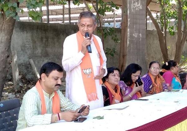 એક તરફ જસદણની બેઠક પરથી ભાજપના ઉમેદવારે ફોર્મ ભરી દીધું ત્યારે કોંગ્રેસના હજુ ઉમેદવારની જાહેરાત થઈ નથી. આ જ દિવસ સુધી કોળી આગેવાન અવચર નાકિયાનું નામ ચર્ચામાં ચાલી રહ્યું હતું. હવે કોંગ્રેસ તરફથી ભોળાભાઈ ગોહિલે ઉમેદવારી ફોર્મ લીધું છે. 