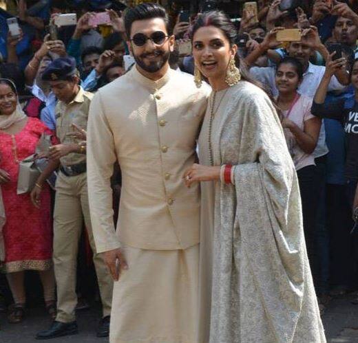 તસવીરોમાં દીપવીર એકબીજાની સાથે પરફેક્ટ કપલ લાગી રહ્યા છે. દીપિકા પાદૂકોણ બ્રાઈડલ લૂકમાં જોવા મળી હતી. દીપિકાએ લાઈટ ગ્રે કલરનું અનારકી સૂટ પહેર્યું હતું.