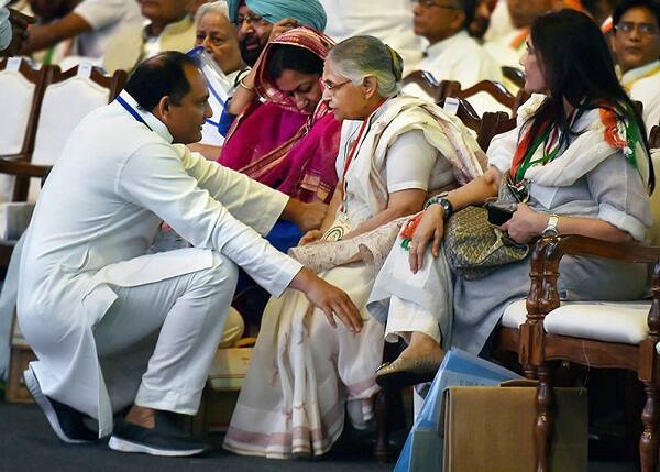 ભારતીય ક્રિકેટ ટીમના પૂર્વ કેપ્ટન મોહમ્મદ અઝરૂદ્દીને પહેલીવાર 2009માં કોંગ્રેસમાં એન્ટ્રી કરી હતી. તે ઉત્તર પ્રદેશના મુરાદાબાદ લોકસભા સીટ પરથી સાંસદ બન્યો હતો. મોહમ્મદ અઝરૂદ્દીન પર ફિલ્મ ‘અઝહર’ પણ બની ચૂકી છે. આ ફિલ્મમાં ઈમરાન હાશમીએ અઝરૂદ્દીનનું પાત્ર નિભાવ્યું હતું. 