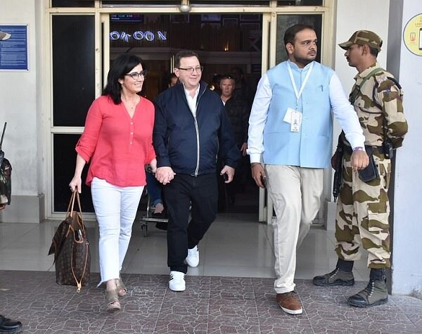 નિક જોનાસના માતા-પિતા જોધપુર એરપોર્ટ પહોંચ્યા હતા.