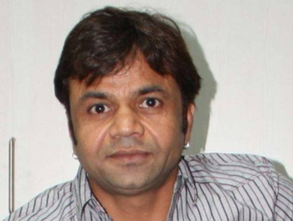 ઈન્દોરના સુરેંદર સિંહ પાસેથી રાજપાલ યાદવે રૂપિયા ઉધાર લીધા હતા. આ રકમને પરત કરવા માટે રાજપાલ યાદવે એક્સિસ બેંકનો ચેક આપ્યો હતો જે બાઉન્સ થયો હતો. બાદમાં સુરેંદર સિંહે વકીલના માધ્યમથી રાજપાલ યાદવને નોટીસ મોકલી હતી. નોટીસ મોકલવા છતા રાજપાલ યાદવે રકમ પરત નહોતી કરી. જેના પર જિલ્લા કોર્ટમાં કેસ દાખલ કરવામાં આવ્યો હતો.