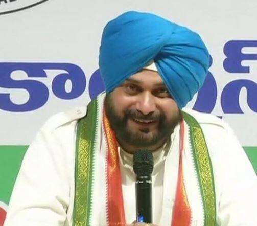 નવી દિલ્હી: પંજાબ સરકારના કેબિનેટ મંત્રી નવજોત સિંહ સિદ્ધુએ મોટું નિવેદન આપ્યું છે. સિદ્ધુએ કહ્યું કૉંગ્રેસ અધ્યક્ષ રાહુલ ગાંધીના કહેવાથી પાકિસ્તાન ગયો હતો. સિદ્ધુએ કહ્યું, મારા કેપ્ટન રાહુલ ગાંધી છે, તેમણે જ દરેક જગ્યાએ મોકલ્યા છે. સિદ્ધુનો પાકિસ્તાન પ્રવાસ વિવાદમાં છે. સિદ્ધુની એક તસવીર વાયરલ થઈ રહી છે જેમાં તે ખાલિસ્તાની આતંકી ગોપાલ સિંહ ચાવલા સાથે જોવા મળી રહ્યા છે. હૈદરાબાદમાં નવજોત સિદ્ધુએ આ નિવેદન આપ્યું હતું.