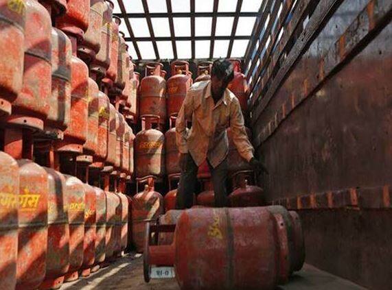 જુન મહિના બાદ પ્રથમ વખત રસોઇ ગેસનાં ભાવમાં ઘટાડો થયો છે. નવેમ્બરમાં બે વખત ગેસ સિલિન્ડરનાં ભાવમાં વધારો કરવામાં આવ્યો હતો. કુલ 14.13 રૂપિયાનો વધારો કરવામાં આવ્યો. અંતિમ વખત 1 નવેમ્બરે 2.94 રૂપિયા ભાવ વધારો થયો હતો. 