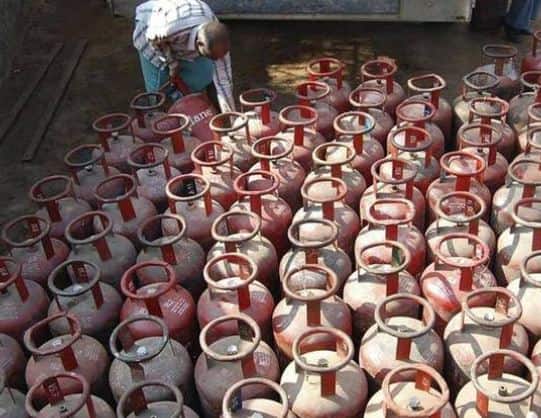LPG cylinder Cost | एलपीजी सिलेंडरच्या किमतीत 10 रुपयांनी कपात; नवे दर आजपासून लागू LPG cylinder to reduce by Rs 10 per cylinder effective 1st April 2021 announced by indian oil LPG cylinder Cost | एलपीजी सिलेंडरच्या किमतीत 10 रुपयांनी कपात; नवे दर आजपासून लागू