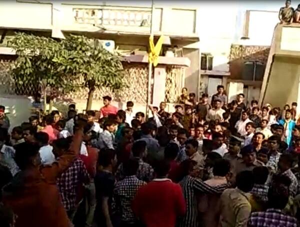 આ દરમિયાન ગીતા પટેલ, અક્ષય પટેલ અને અન્ય યુવાનોની પોલીસે કરી અટકાયત કરી મોડી રાત્રે છૂટા કરી દીધા હતાં. હાલ ઉમિયા માતાનો રથ પાટીદાર વિસ્તારોમાં ફરી રહ્યો છે.