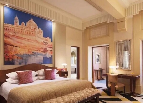 પ્રિયંકા ચોપરા અને નિક જોનાસના લગ્ન માટે 29 નવેમ્બરથી 3 ડિસેમ્બર સુધી આખી હોટલનું બુકિંગ કરવામાં આવ્યું છે. આ દરમિયાન કોઈ પણ અન્યને હોટલમાં રૂમ આપવામાં આવશે નહીં. તાજ ઉમેદ ભવન પેલેસને કુલ ચાર દિવસ માટે બુક કરવામાં આવ્યો છે.