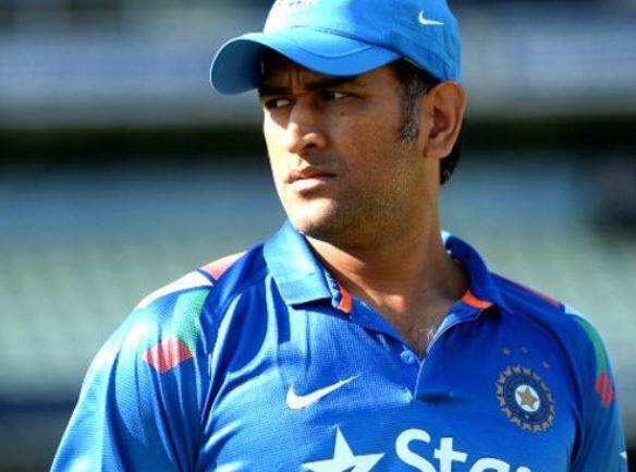 ધોનીએ જેએસસીએ ક્રિકેટ કંટ્રી ક્લબ ટેનિસ ચેમ્પિયનશિપ જીતી લીધી છે. મેન્સ ડબલ્સમાં ધોની-સુમિતની જોડીએ કન્હૈયા-રોહિતની જોડીને 6-3,6-3 થી હરાવ્યા હતા. ટેક્સ ભરવાના મામલે બીજા ક્રમ પર રાંચીના વેપારી નંદકિશોર અને ત્રીજા ક્રમ પર વેપારી શંકર પ્રસાદ છે. 