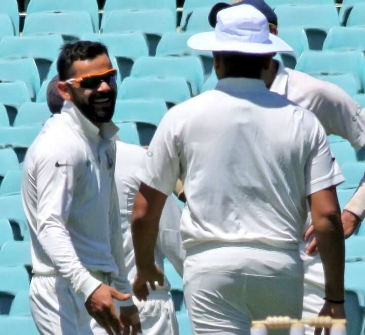 સામાન્ય રીતે વિરાટ કોહલી બહુ ઓછી બોલિંગ કરતો હોય છે. ડ્રો રહેલી પ્રેક્ટિસ મેચમાં વિરાટ કોહલીએ એક-બે નહીં પરંતુ સાત ઓવર બોલિંગ કરી હતી. આ દરમિયાન સાથી ખેલાડીઓમાં જ નહીં દર્શકોમાં પણ રોમાંચ હતો. આ દરમિયાન કોહલીએ એક એવું કામ કર્યું જે ટીમ ઈન્ડિયાના કોઈ ખેલાડી ન કરી શક્યા.