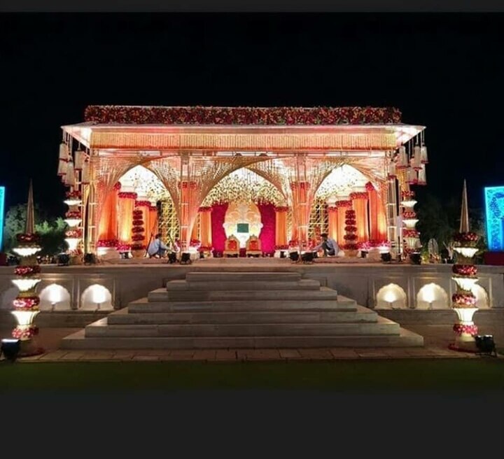 આ કારણે લગ્નની વિધિ થોડા કલાકો માટે મુલતવી રાખી હતી અને મોડી રાત સુધી કાર્યક્રમ ચાલ્યો હતો. એટલે અંદાજ લગાવી શકાય છે કે ઈશા અંબાણી અને પ્રિયંકા ચોપરા બહુ જ ક્લોજ મિત્રો છે.