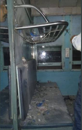  પોલીસ અનુસાર આઈઈડી બ્લાસ્ટ માનવામાં આવી રહ્યો છે. પોલીસે વધુ તપાસ હાથ ધરી છે.