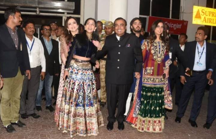 અંબાણી પરિવાર પણ લગ્નમાં પહોંચ્યો હતો. આ લગ્નમાં લગભગ 100 જેટલા મહેમાનો ભાગ લઈ રહ્યા છે. 
