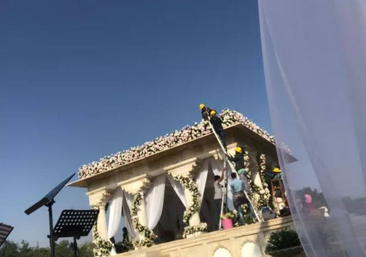 આ લગ્નને ખૂબજ પ્રાઇવેટ રાખવામાં આવ્યા છે. લગ્નની તસવીરો લીક ના થાય તે માટે ત્યાં પહોંચેલા તમામ મહેમાનોના ફોનની મોનાઇ કરવામાં આવી છે.