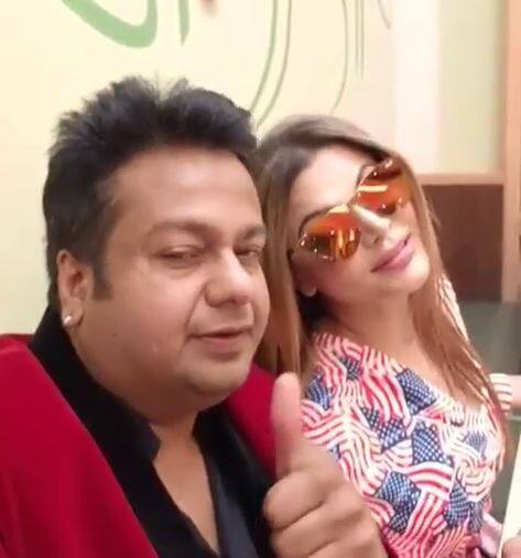 મુંબઈઃ બોલીવુડની ડ્રામા ક્વિન ગણાતી રાખી સાવંતે દીપક કલાલ સાથે લગ્નના અહેવાલને લઈ શનિવારે એક પ્રેસ કોન્ફરન્સનું આયોજન કર્યું હતું. આ દરમિયાન બંનેએ મીડિયા સાથે વાતચીત કરી અને હાઇ વોલ્ટેજ ડ્રામા પણ કર્યો. ઉપરાંત મીડિયાકર્મીઓ સામે જ અશ્લીલ વાતચીત કરતાં પણ ખચકાટ અનુભવ્યો નહોતો.