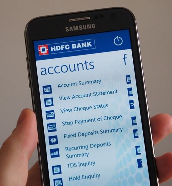 નવી દિલ્હીઃ ખાનગી સેક્ટરની અગ્રણી એચડીએફસી બેંકે તાજેતરમાં જ લોન્ચ કરેલી મોબાઇલ એપને ગૂગલ પ્લે સ્ટોર અને એપલ સ્ટોર પરથી હટાવી દીધી છે. નવી એપ આવ્યા બાદ અનેક યૂઝર્સ એકાઉન્ટમાં લોગ ઇન કરી શકતા નહોતા. થોડા સમય પહેલા જ બેંકને કંપની ઓફ ધ યરનો એવોર્ડ મળ્યો હતો.