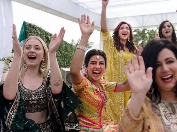 પ્રિયંકા ચોપરા અને નિક જોનાસે આજે ખ્રિસ્તી રીતિ રિવાજથી લગ્ન કર્યા હતા. આ પરંપરા અનુસાર બન્નેએ એકબીજાને કિસ કરી હતી. લગ્ન બાદ નિકે પ્રિયંકાને ઊંચકી લીધી હતી અને બન્નેએ ડાન્સ પણ કર્યો હતો. 