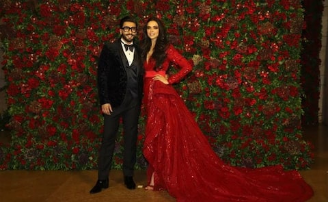 દીપિકા-રણવીરના Royal Wedding Receptionમાં બોલિવૂડની કઈ-કઈ હસ્તીઓ જોવા મળી? જુઓ આ રહી તસવીરો દીપિકા-રણવીરના Royal Wedding Receptionમાં બોલિવૂડની કઈ-કઈ હસ્તીઓ જોવા મળી? જુઓ આ રહી તસવીરો