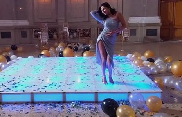 આ વીડિયોમાં નિક જોનાસ પોતાના હિટ સોંગ ક્લોઝર ગાતા જોવા મળી રહ્યો છે જ્યારે આ ધૂન પર પ્રિયંકા ચોપરા ડાન્સ કરી રહી છે.