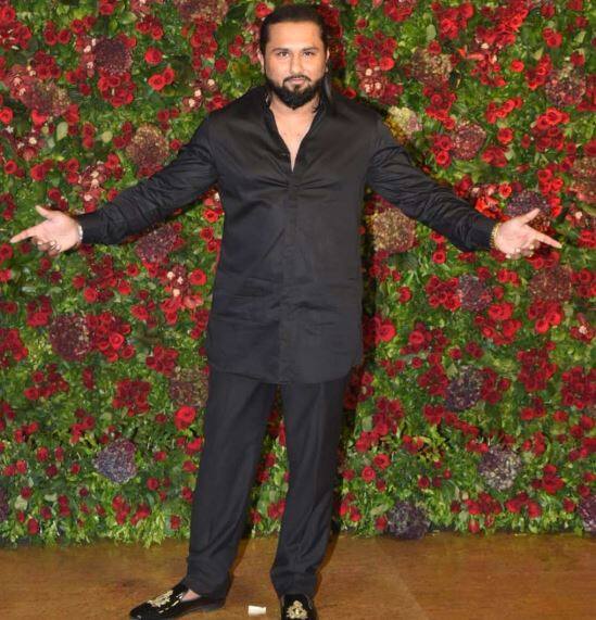 બ્લેક રંગના કૂર્તામાં જોવા મળેલા હની સિંહનું વજન એટલું બધુ થઇ ગયું છે કે તેને ઓળખવો મુશ્કેલ બન્યો છે. નોંધનીય છે કે દીપિકા પાદુકોણ અને રણવીર સિંહે મુંબઇમાં રિસેપ્શન યોજ્યું હતું. જેમાં અનેક બોલિવૂડ હસ્તીઓ પહોંચી હતી. 