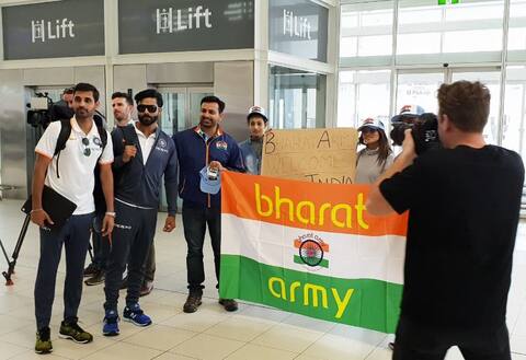 INDvAUS: એડિલેડમાં ટીમ ઈન્ડિયાનું ‘ભારત આર્મી’એ કર્યું સ્વાગત, જુઓ તસવીરો INDvAUS: એડિલેડમાં ટીમ ઈન્ડિયાનું ‘ભારત આર્મી’એ કર્યું સ્વાગત, જુઓ તસવીરો