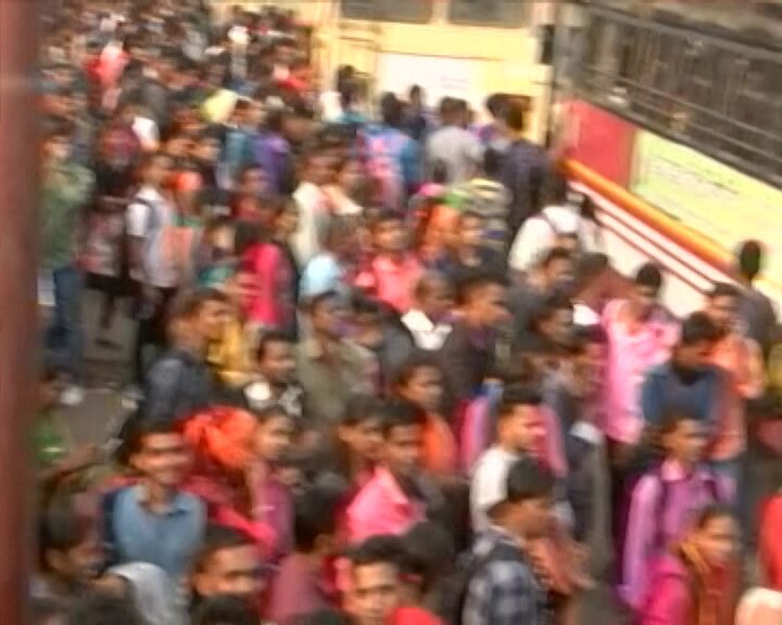 ગાંધીનગરઃ રાજ્ય પોલીસ ભરતી બોર્ડ દ્વારા રવિવારે હથિયારધારી- બિન હથિયારધારી લોકરક્ષકની અને જેલ સિપાઇની પરીક્ષા લેવામાં આવવાની હતી. રાજ્યભરમાંથી 9 લાખ જેટલા વિદ્યાર્થીઓ આ પરીક્ષા આપી રહ્યા હતા. જોકે પેપર લીક થતાં પરીક્ષાને મોકુફ રાખવામાં આવી હોવાની જાહેરાત કરવામાં આવી હતી. આ પછી પરીક્ષા આપનાર વિદ્યાર્થીઓ ગુસ્સે ભરાયા હતા અને ઉમેદવારોએ અનેક જગ્યાએ ચક્કાજામ કર્યો હતો.