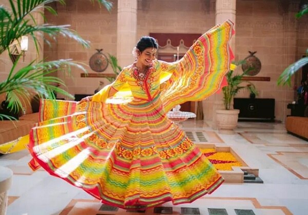 લગ્ન જોધપુર ઉમેદ ભવન પેલેસમાં થયા હતાં. આ સમયે પ્રિયંકાએ Ralph Laurenનું ગાઉન પહેર્યું હતું. 